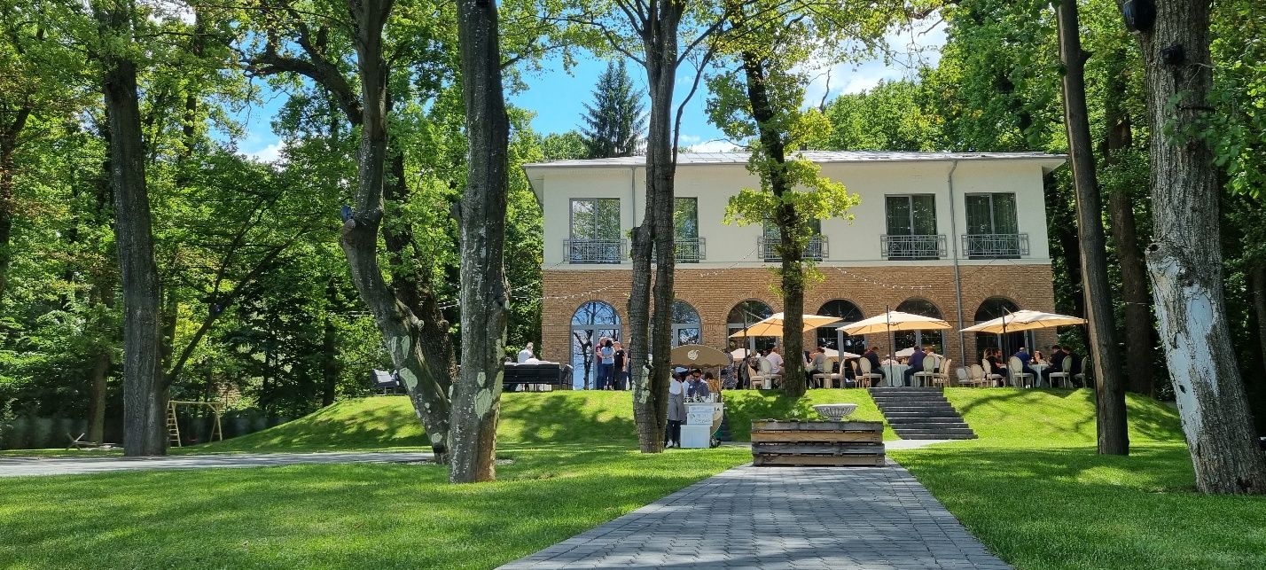 Eveniment corporate organizat de BizTour la o locație în aer liber
