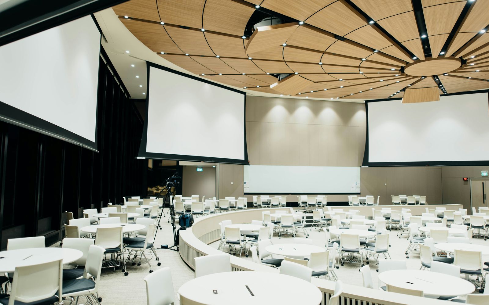 Sală de conferință pregătită pentru un eveniment corporate