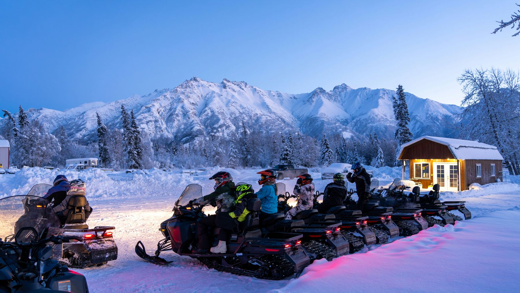 Echipă pe snowmobile, la un team building de iarnă