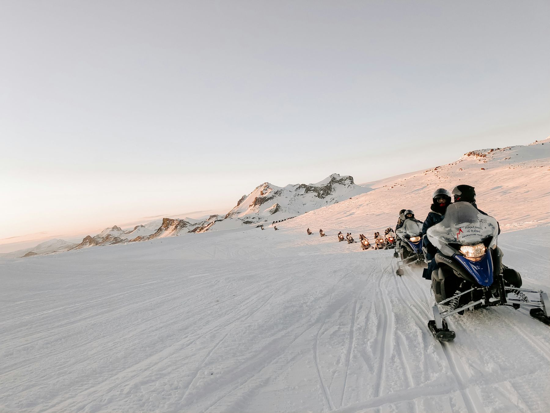 Echipă pe snowmobile, pe un ghețar